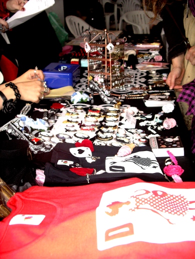 Der Dunkelsüß-Stand mit Merry-Me-Artikeln!